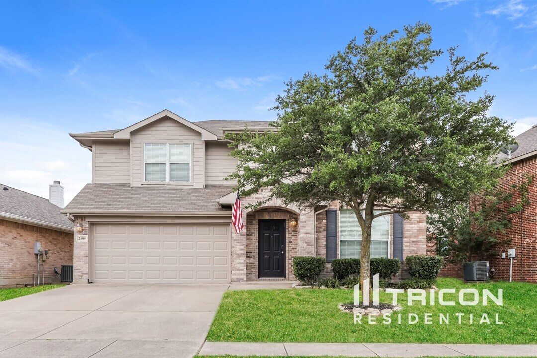 2409 Poplar Spring Rd in Fort Worth, TX - Foto de edificio