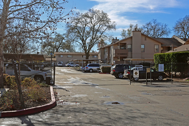 Autumn Woods Apartments in Carmichael, CA - Building Photo - Building Photo