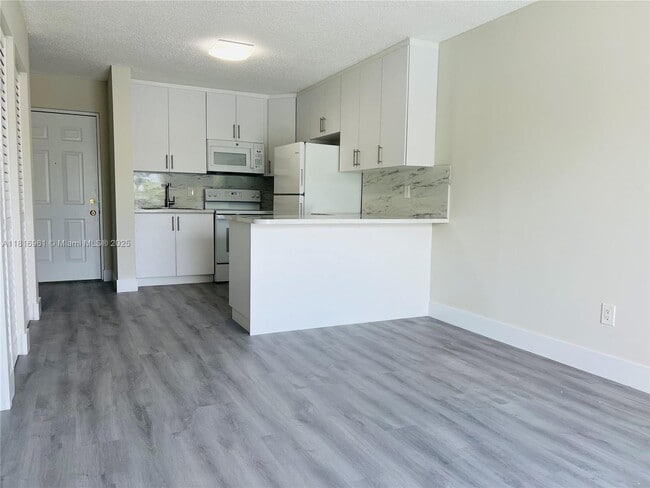 8200 SW 210th St in Cutler Bay, FL - Building Photo - Building Photo