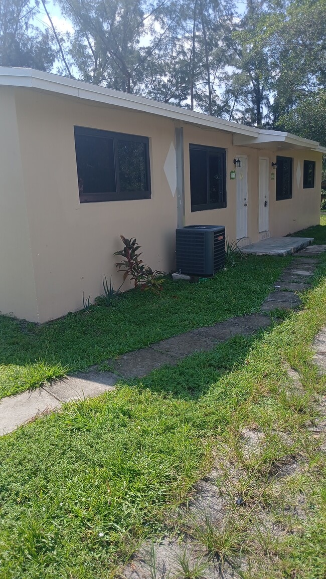 1452 NW 111th St in Miami, FL - Foto de edificio - Building Photo