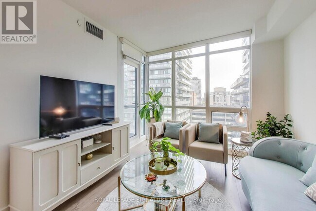 30 Roehampton Ave in Toronto, ON - Building Photo - Building Photo