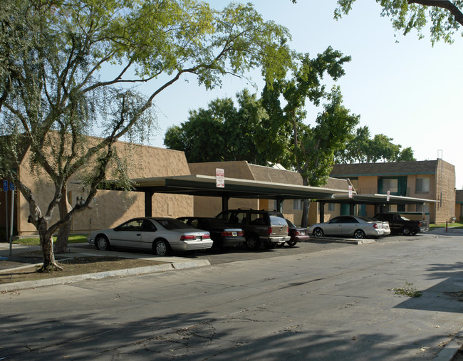 Sunnyside Villas in Fresno, CA - Building Photo - Building Photo