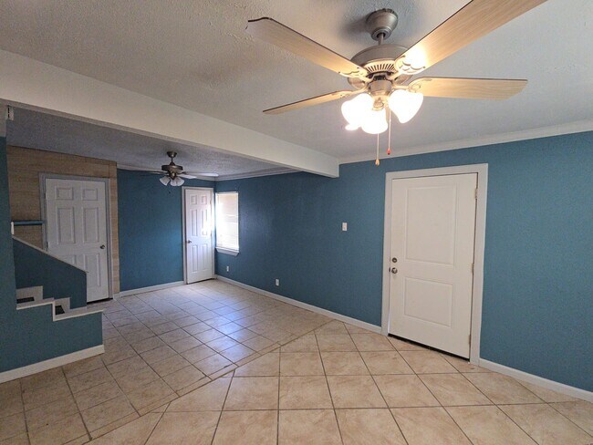 9010 Linda Vista Rd in Houston, TX - Foto de edificio - Building Photo