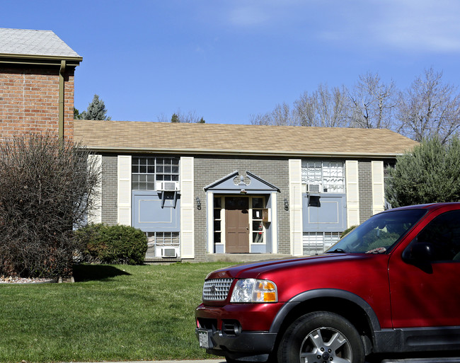 2377 S Locust St in Denver, CO - Building Photo - Building Photo