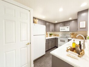 3855 Canyon River Wy in South Salt Lake, UT - Foto de edificio - Building Photo