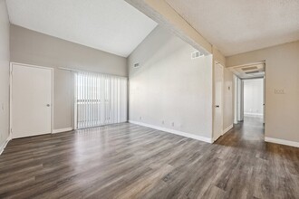 Woodcreek Apartments in Las Vegas, NV - Building Photo - Building Photo