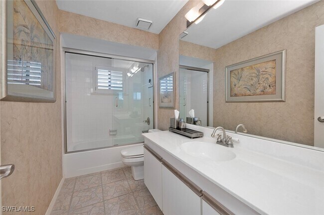 583 Beachwalk Cir in Naples, FL - Foto de edificio - Building Photo