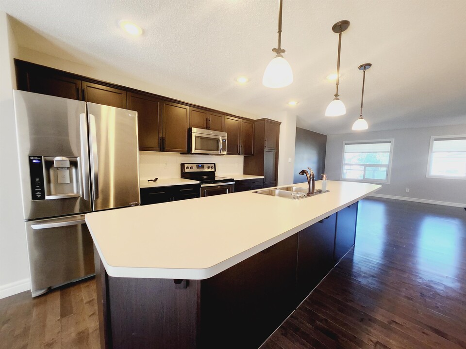 2265 Casey Cres SW in Edmonton, AB - Building Photo