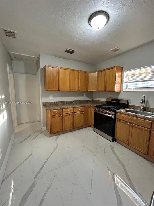 2071 NE 167th St in North Miami Beach, FL - Building Photo