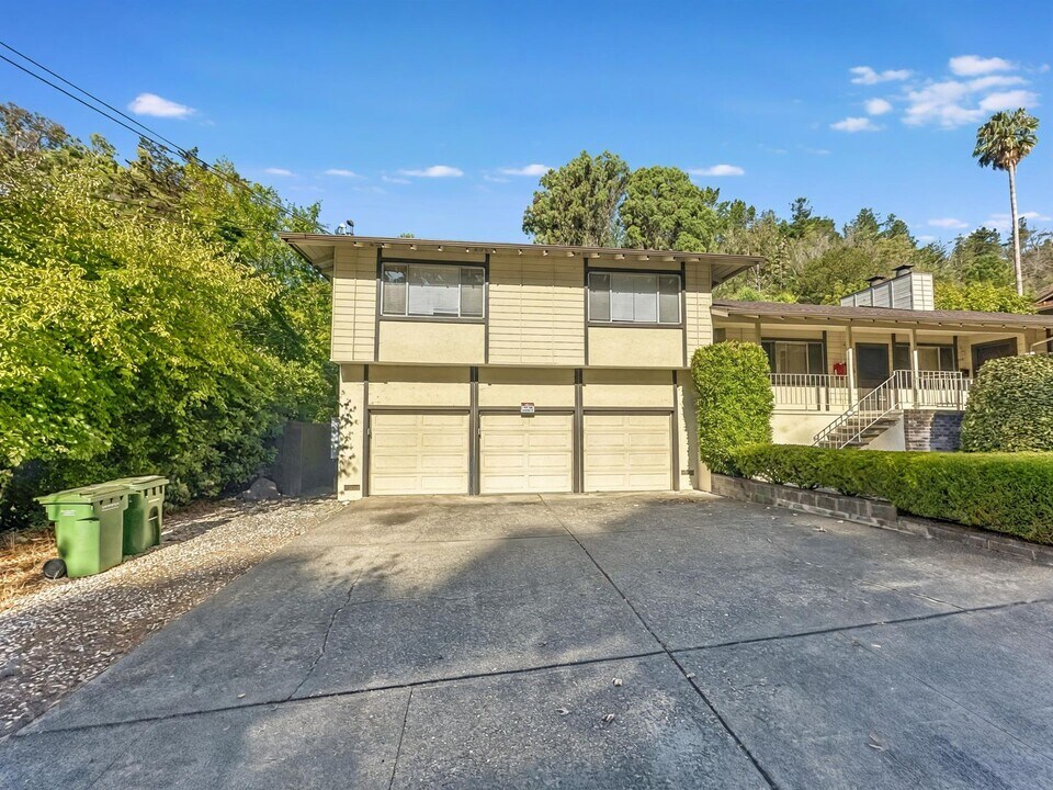 53 Elizabeth Way in San Rafael, CA - Building Photo