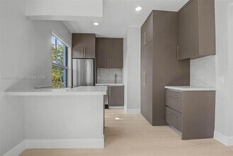 694 NE 76th St, Unit 6 in Miami, FL - Building Photo - Building Photo