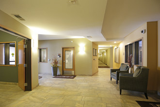 Lyndale Plaza Apartments in Richfield, MN - Foto de edificio - Lobby