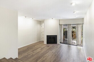 2216 S Bentley Ave in Los Angeles, CA - Building Photo - Building Photo