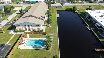 4901 Victoria Dr in Cape Coral, FL - Building Photo