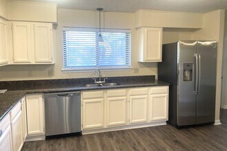 1819 Pilgrims Point Dr in Friendswood, TX - Building Photo - Building Photo