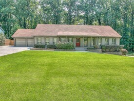 5575 Lake Forrest Dr NW in Atlanta, GA - Building Photo