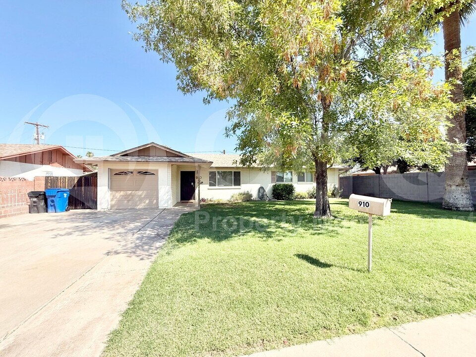 910 N Wedgewood Dr in Mesa, AZ - Building Photo
