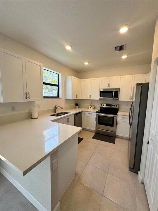 5442 SW 14th Ct in North Lauderdale, FL - Building Photo