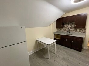 5548 Avondale Pl, Unit 3rd floor in Pittsburgh, PA - Building Photo - Building Photo