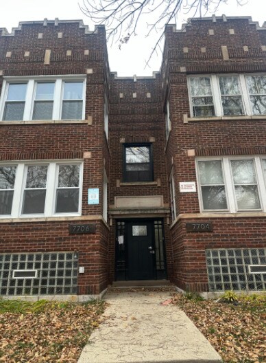 7704 S Aberdeen St in Chicago, IL - Building Photo