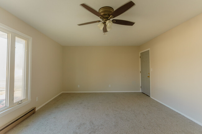 402 W Eldora Ave, Unit D in Weeping Water, NE - Foto de edificio - Building Photo