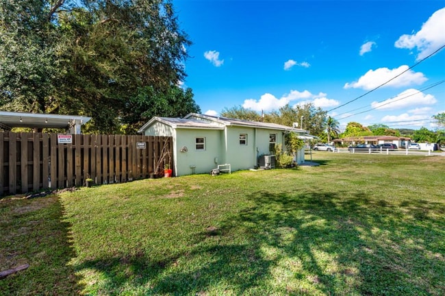 5608 Buchanan St in Hollywood, FL - Foto de edificio - Building Photo