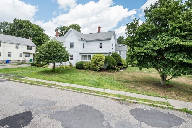92 Clinton Pl in Newton, MA - Building Photo - Building Photo