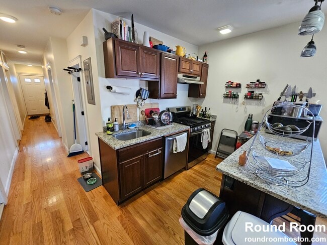 23 Weitz St, Unit 1 in Boston, MA - Foto de edificio - Building Photo