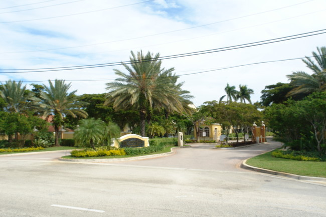 The Yacht Club in Lantana, FL - Foto de edificio - Building Photo