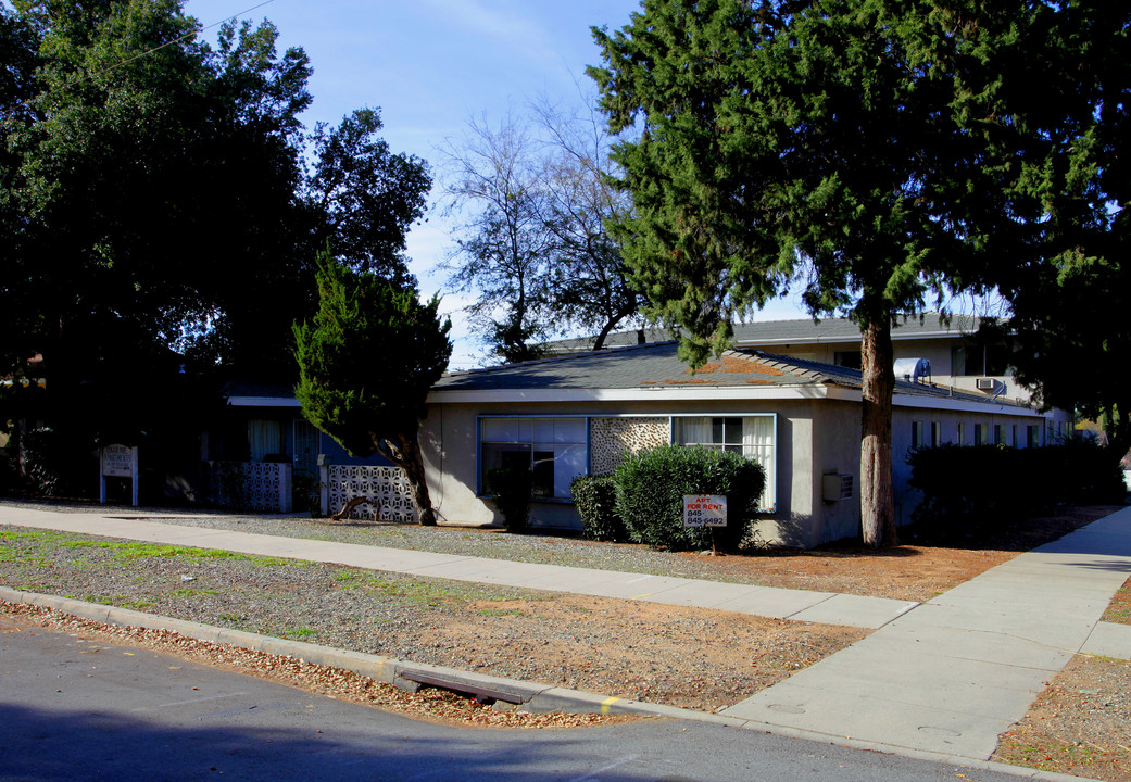 Edgar Ave. Apartments in Beaumont, CA - Foto de edificio