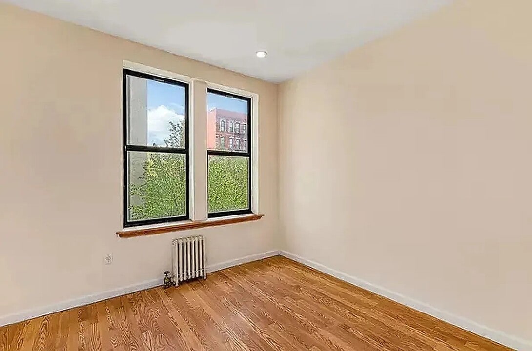 619 E 5th St in New York, NY - Building Photo