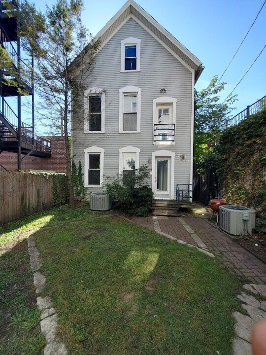 1317 W Roscoe St in Chicago, IL - Building Photo