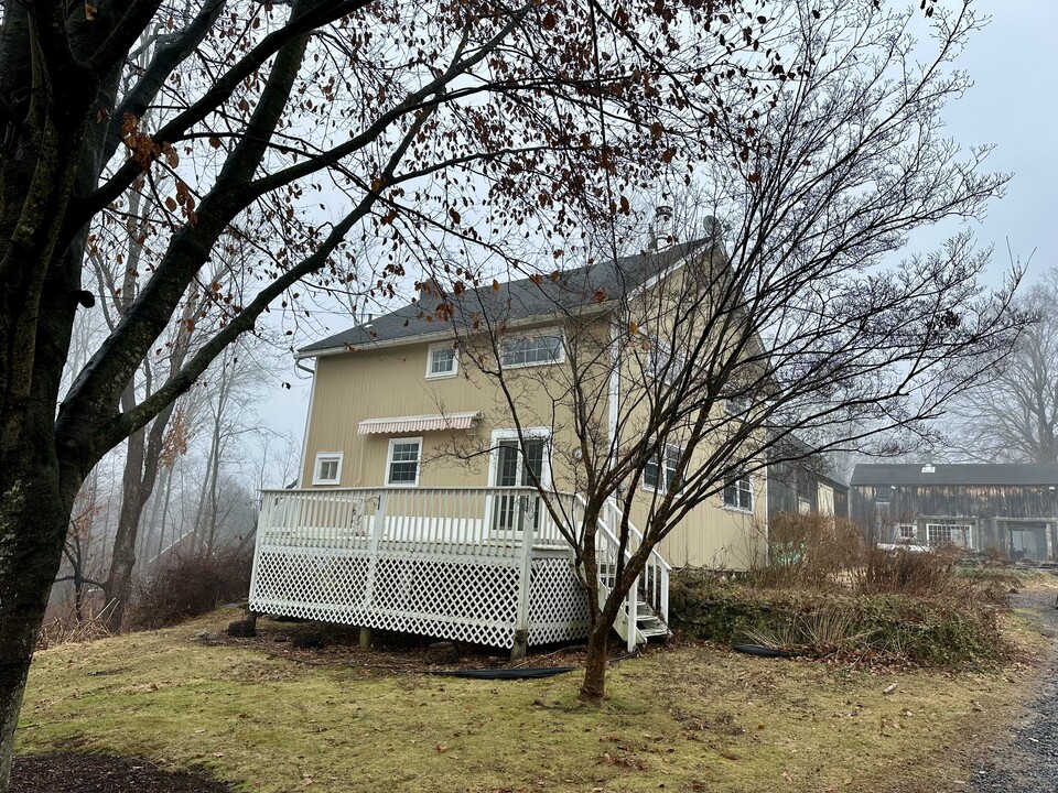 20 Echo Valley Rd in Newtown, CT - Building Photo