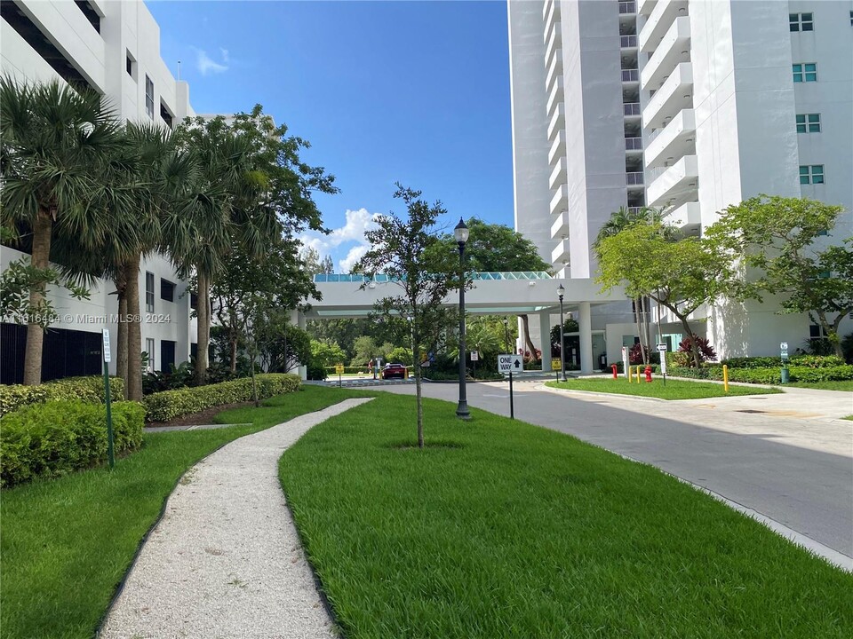 15051 Royal Oaks Ln, Unit FURNISHED UPGRADED in North Miami, FL - Foto de edificio