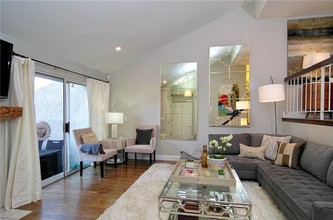 18320 Collins St in Los Angeles, CA - Building Photo - Building Photo