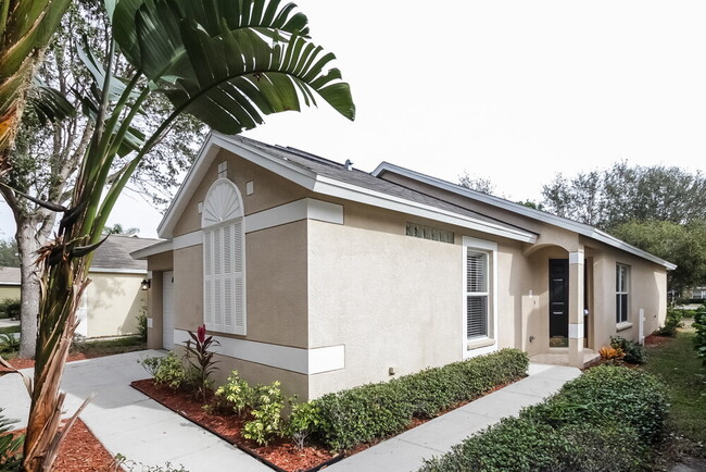 7405 Oxford Garden Cir in Apollo Beach, FL - Foto de edificio - Building Photo