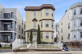 62 Fuller St, Unit 3 in Boston, MA - Foto de edificio - Building Photo
