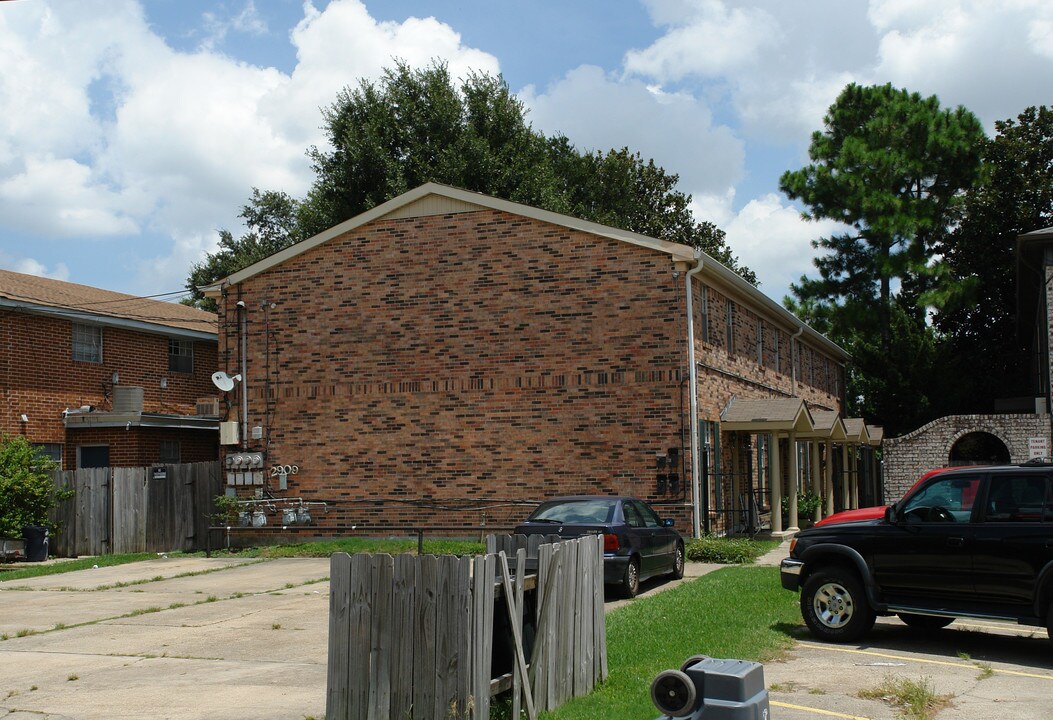 2909 Lake Villa Dr in Metairie, LA - Foto de edificio