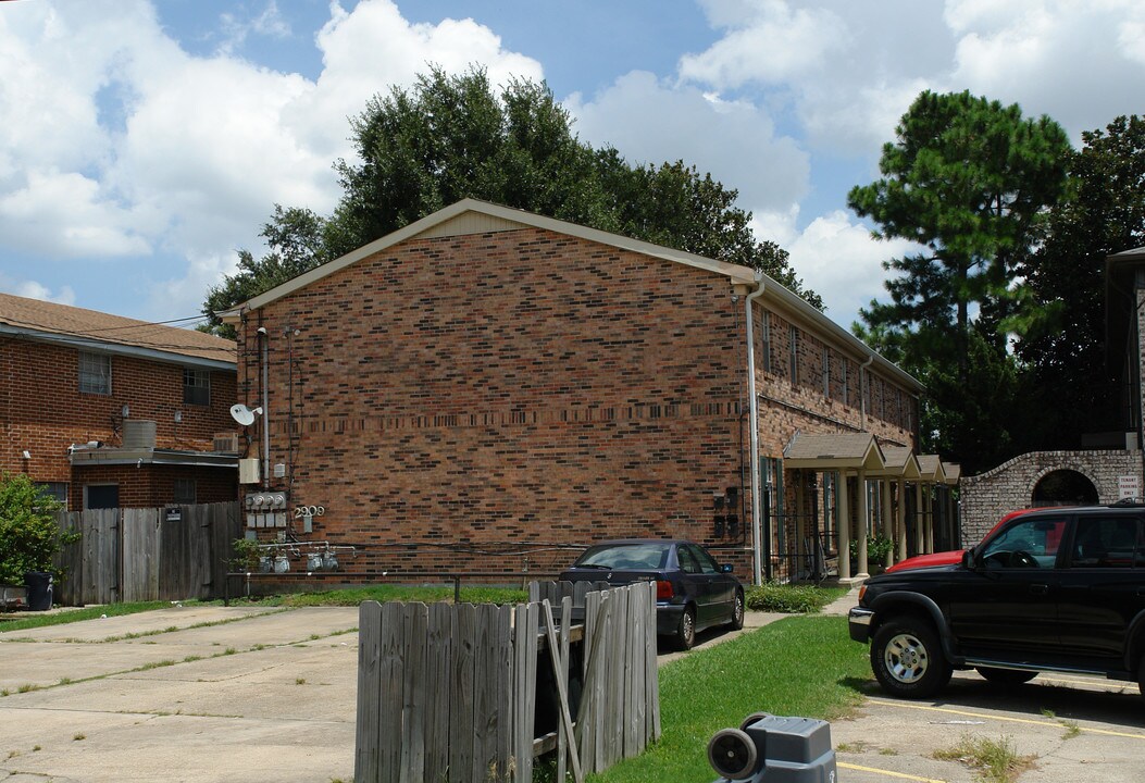 2909 Lake Villa Dr in Metairie, LA - Building Photo