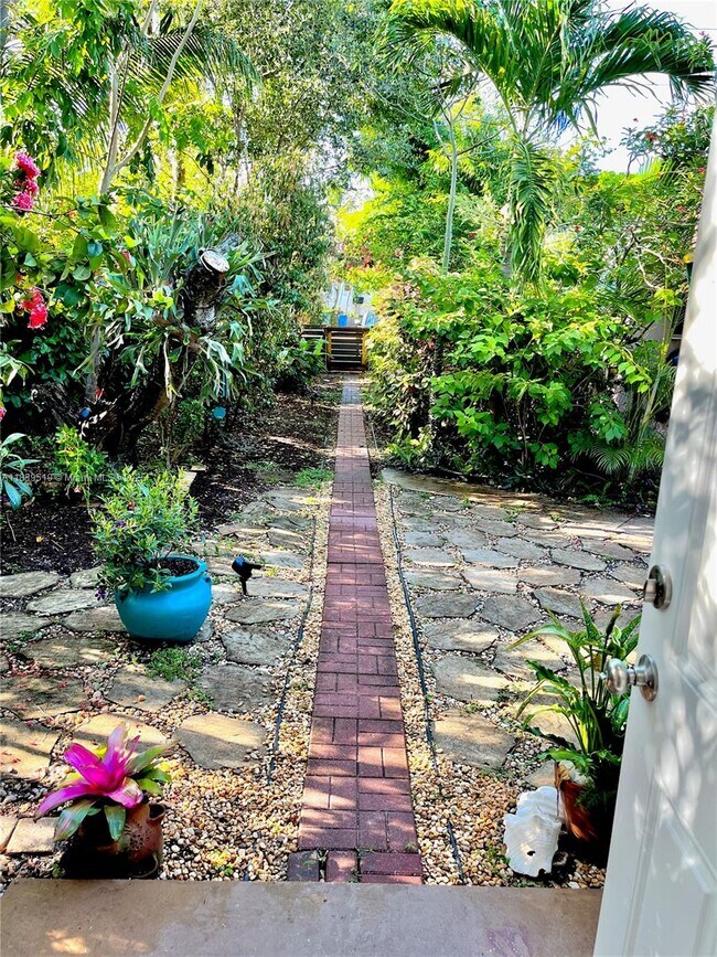 1566 NE 33rd St in Oakland Park, FL - Building Photo - Building Photo
