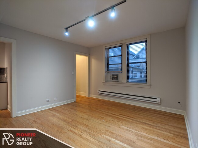 2317 N Rockwell St, Unit 2323-GDNC in Chicago, IL - Foto de edificio - Building Photo