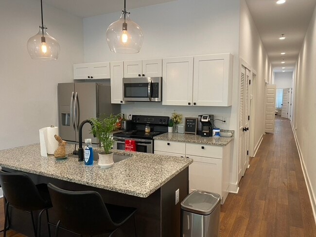 2100 W Cary St, Unit 100