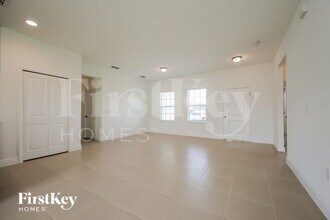 318 W Aster Ct in Poinciana, FL - Building Photo - Building Photo
