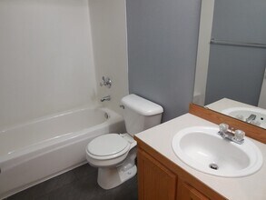 1430 W Casino Rd in Everett, WA - Building Photo - Building Photo