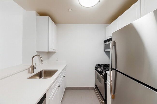 303 E 56th St in New York, NY - Building Photo - Building Photo