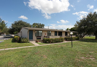 Oak Gardens Apartments in Hollywood, FL - Building Photo - Building Photo