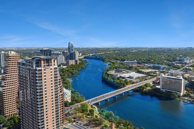 210 Lavaca St in Austin, TX - Foto de edificio - Building Photo