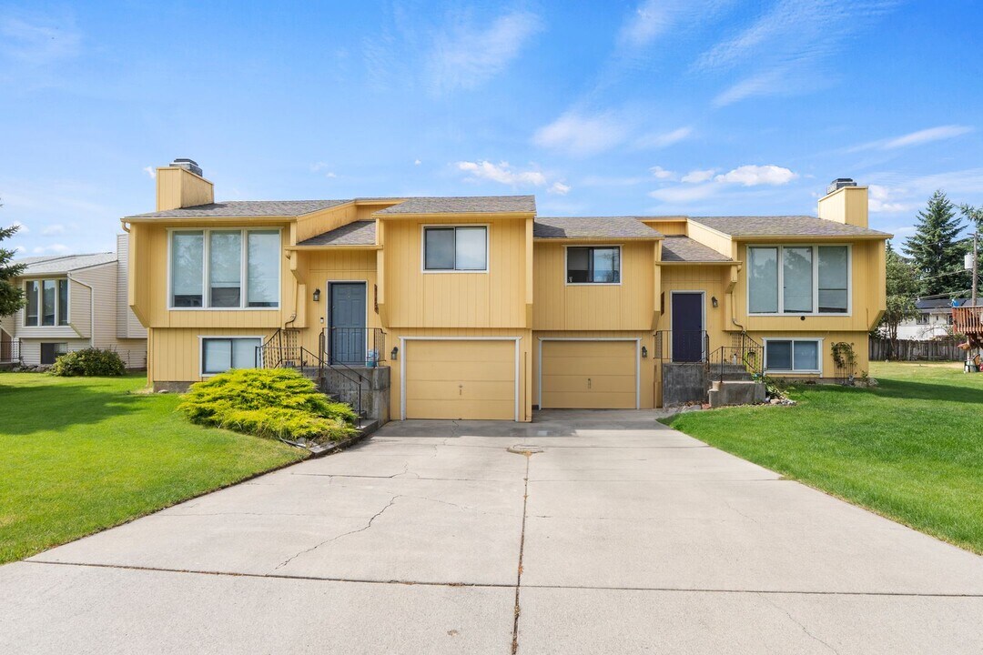 11802 E Railroad Ave in Spokane Valley, WA - Building Photo