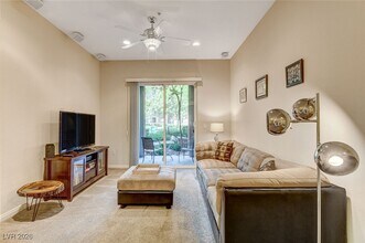 56 E Serene Ave in Las Vegas, NV - Foto de edificio - Building Photo