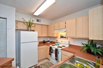 Carolina Club Apartments in Daytona Beach, FL - Building Photo - Interior Photo
